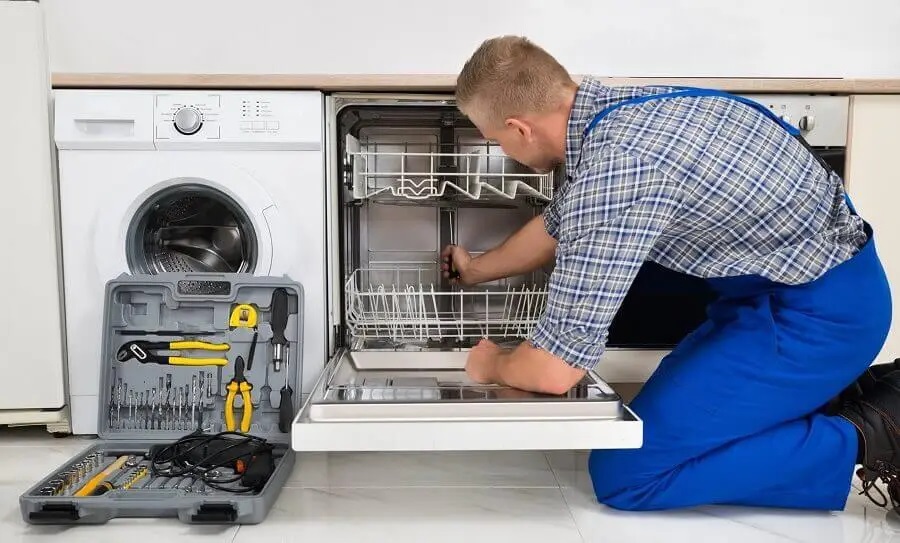 Kazan Protherm servisi teknisyen ekibi beyaz eşya tamiri yaparken